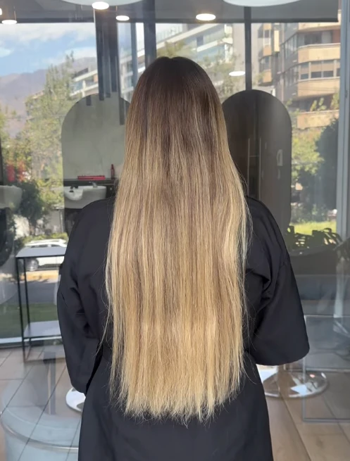 Cabello con raíz oscura y medios dorados antes del servicio de color en Art Studio C