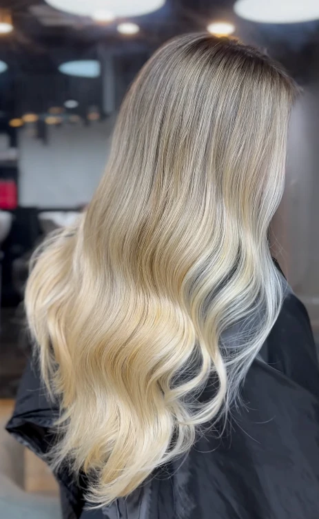 El mismo cabello después del servicio: rubio uniforme con ondas trabajadas en Art Studio C